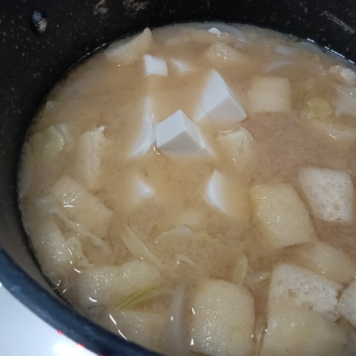 キャベツ、玉ねぎ、油揚げ、豆腐の白味噌汁！